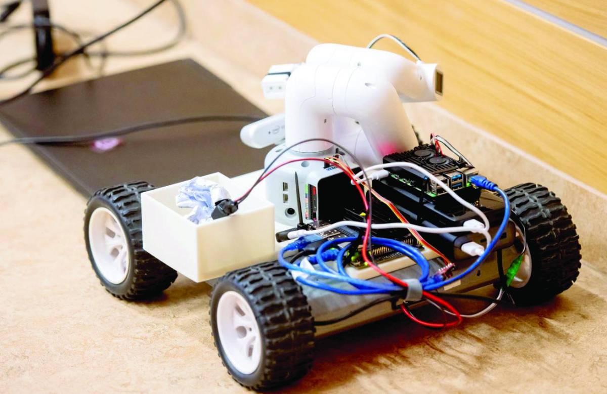 Imagen del prototipo de robot autónomo que identifica, recolecta y clasifica basura.