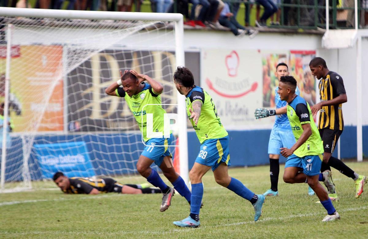 Carlos Ovidio Lanza fue la gran figura del partido con un doblete para el triunfo del Olancho FC ante Real España.