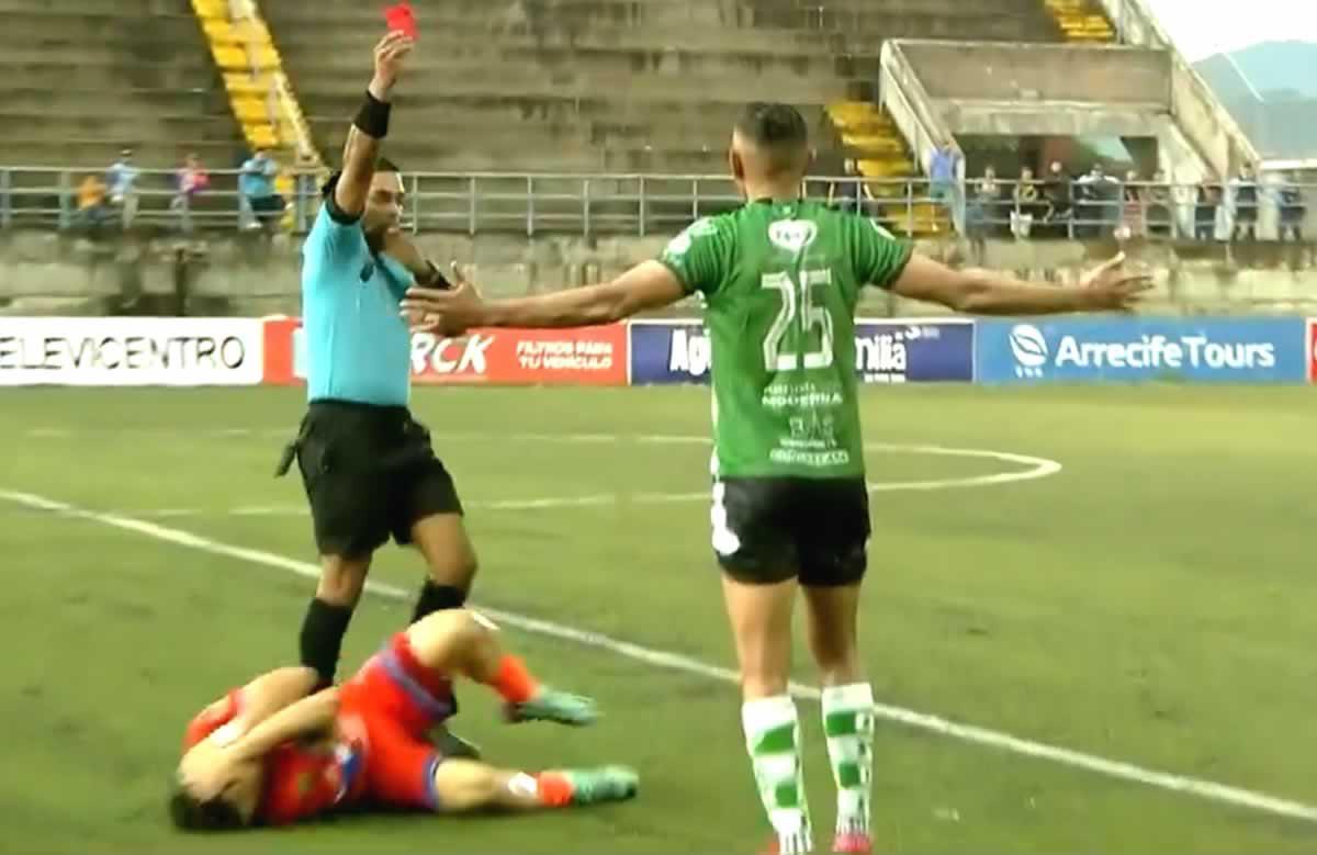 David Mendoza fue expulsado tras agredir a Jefryn Macías.