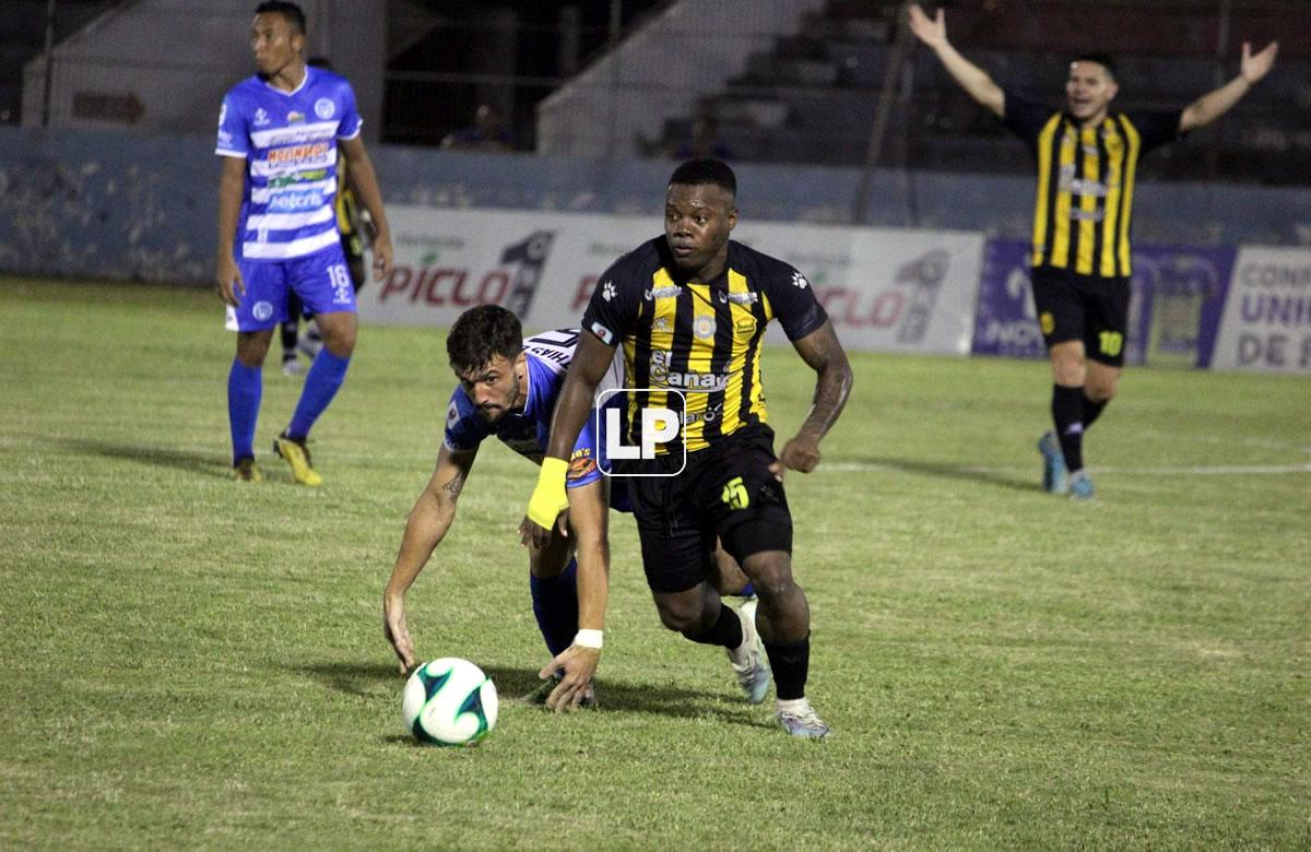 Júnior Lacayo superando la marca del mediocampista uruguayo Mathías López del Victoria.