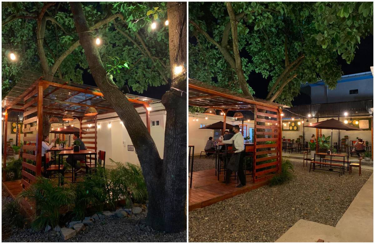 El restaurante es al aire libre y con mucha naturaleza a su alrededor.