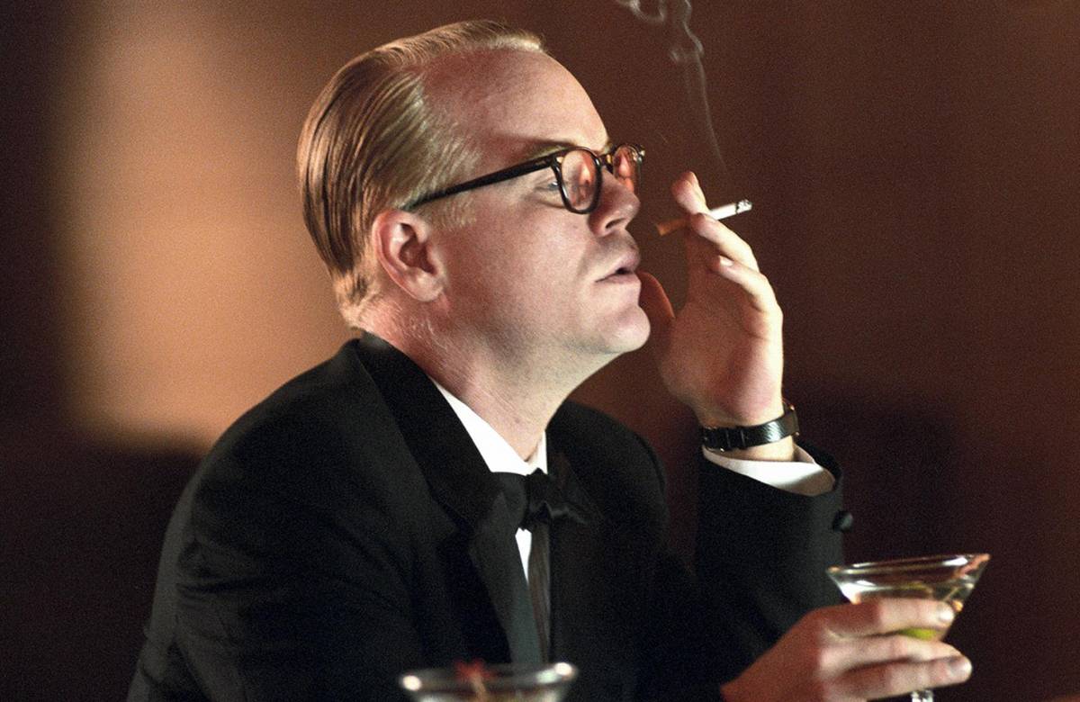 En 2205, el actor Philip Seymour Hoffman dio vida al escritor y periodista Truman Capote en una película donde él decide investigar y analizar el asesinato de los Clutter, una familia de granjeros de Kansas, a manos de dos hombres, y publica una de sus obras más conocidas: “In Cold Blood”.