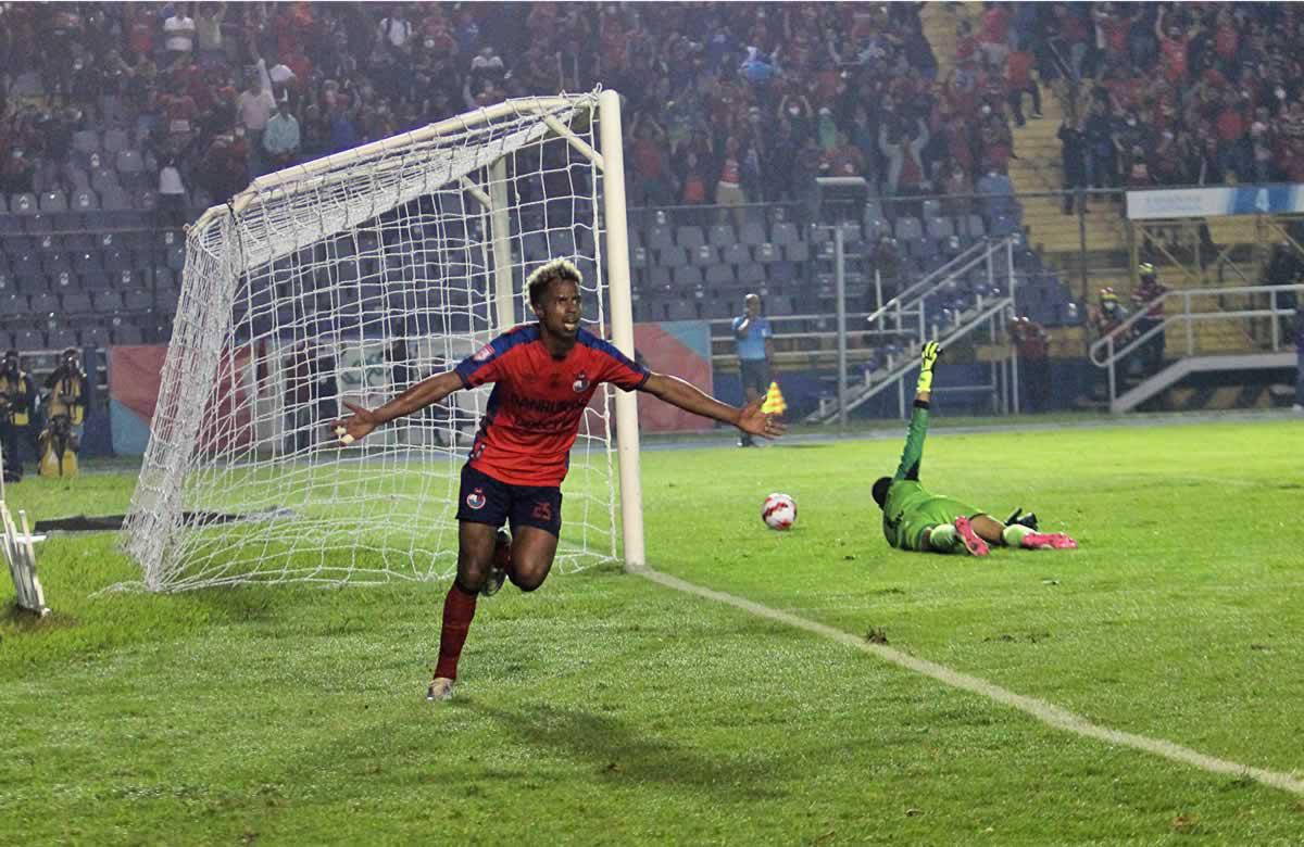 Yasnier Matos festejando su gol que decretó el 2-2 definitivo.