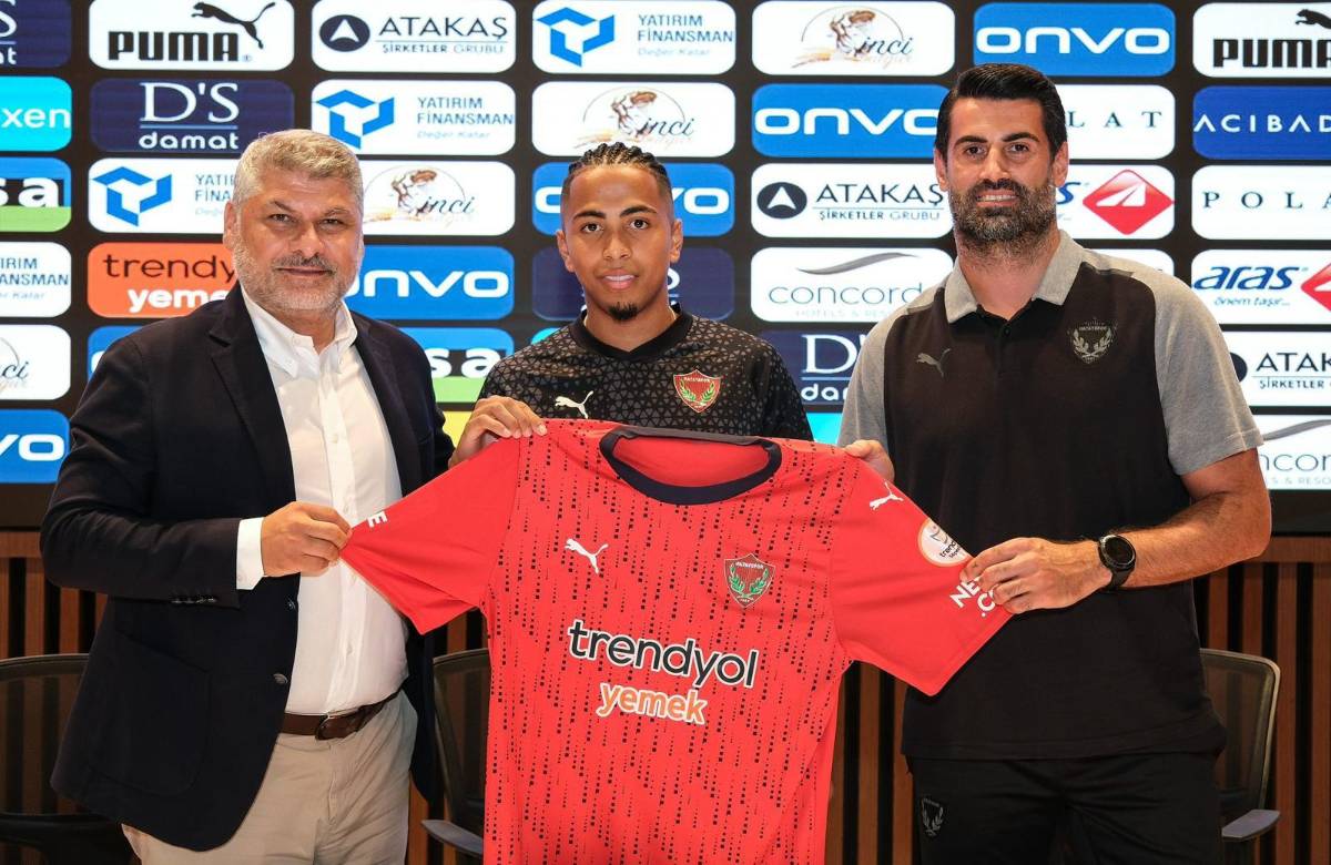Aydın Toksöz, vicepresidente del Hatayspor y el director técnico Volkan Demirel, presentando a Rigoberto Rivas.