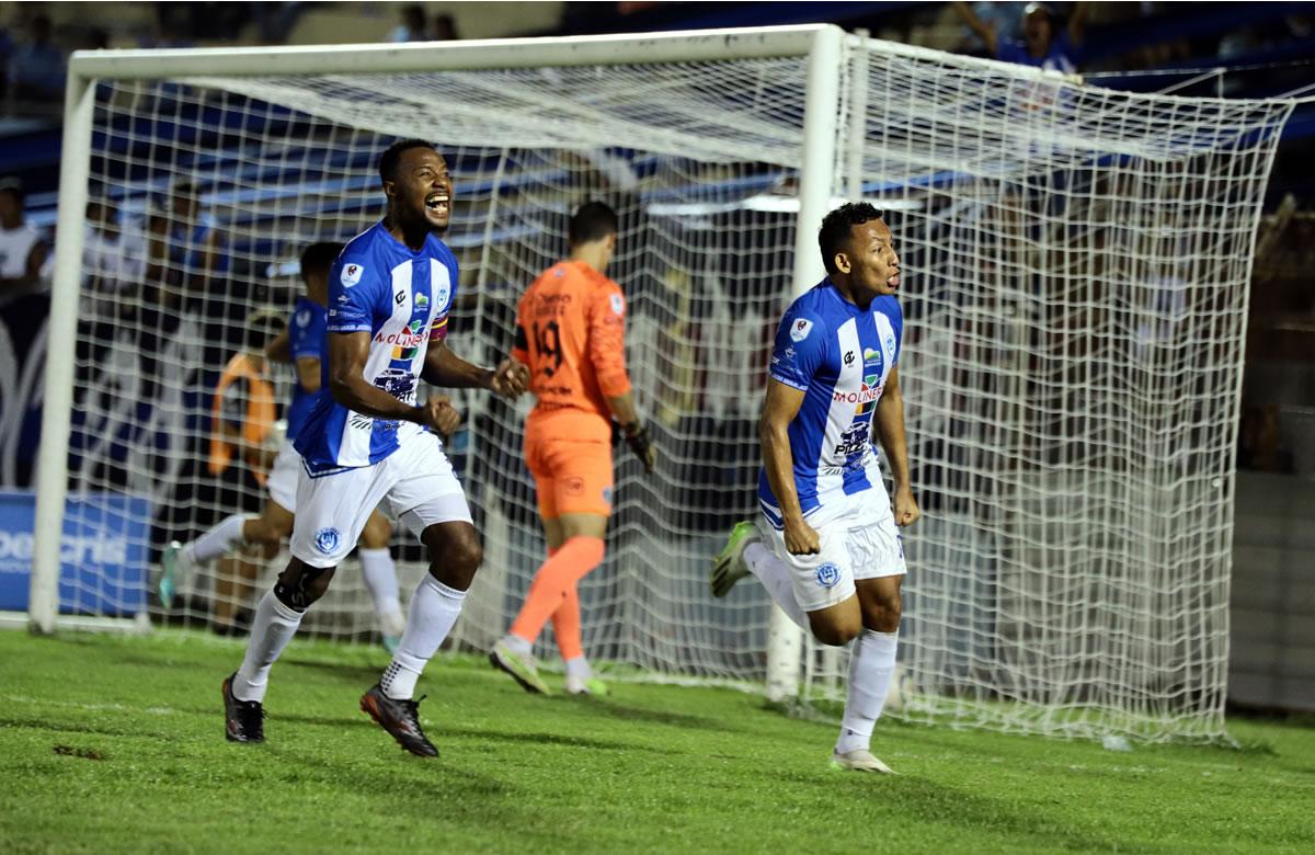 Allan Banegas marcó el empate parcial 1-1 del Victoria tras el errorazo de Rougier.