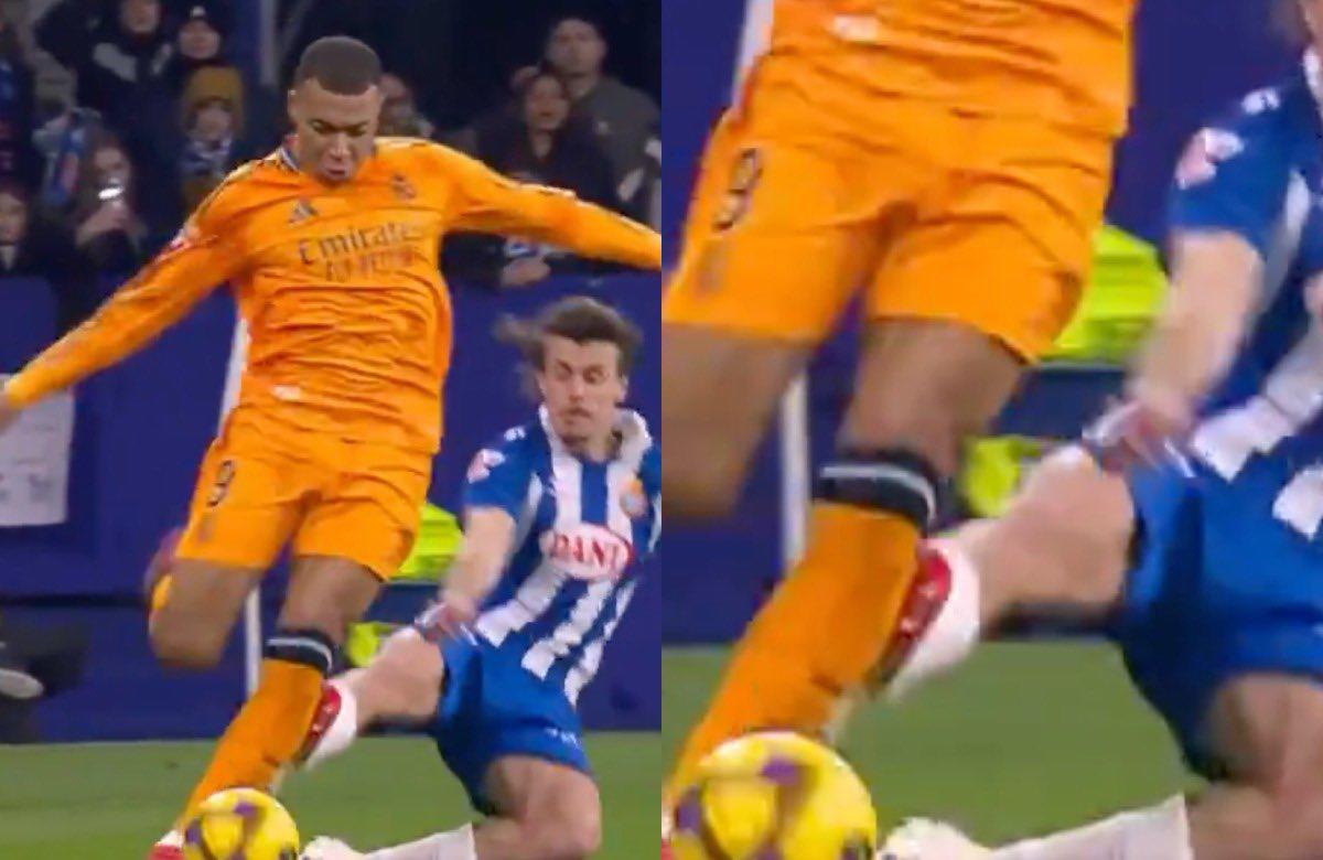 La dura entrada de Carlos Romero por la espalda contra Kylian Mbappé. No vio la tarjeta roja de manera increíble.