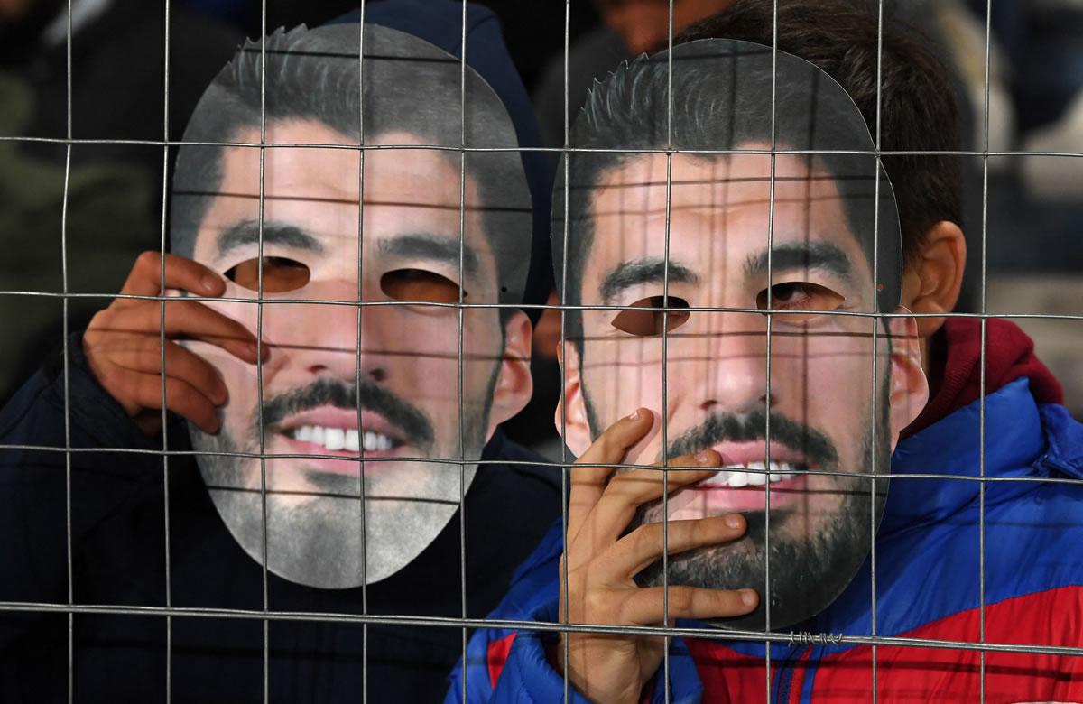 Hinchas del Nacional de Uruguay llenaron su estadio con máscaras de Luis Suárez.