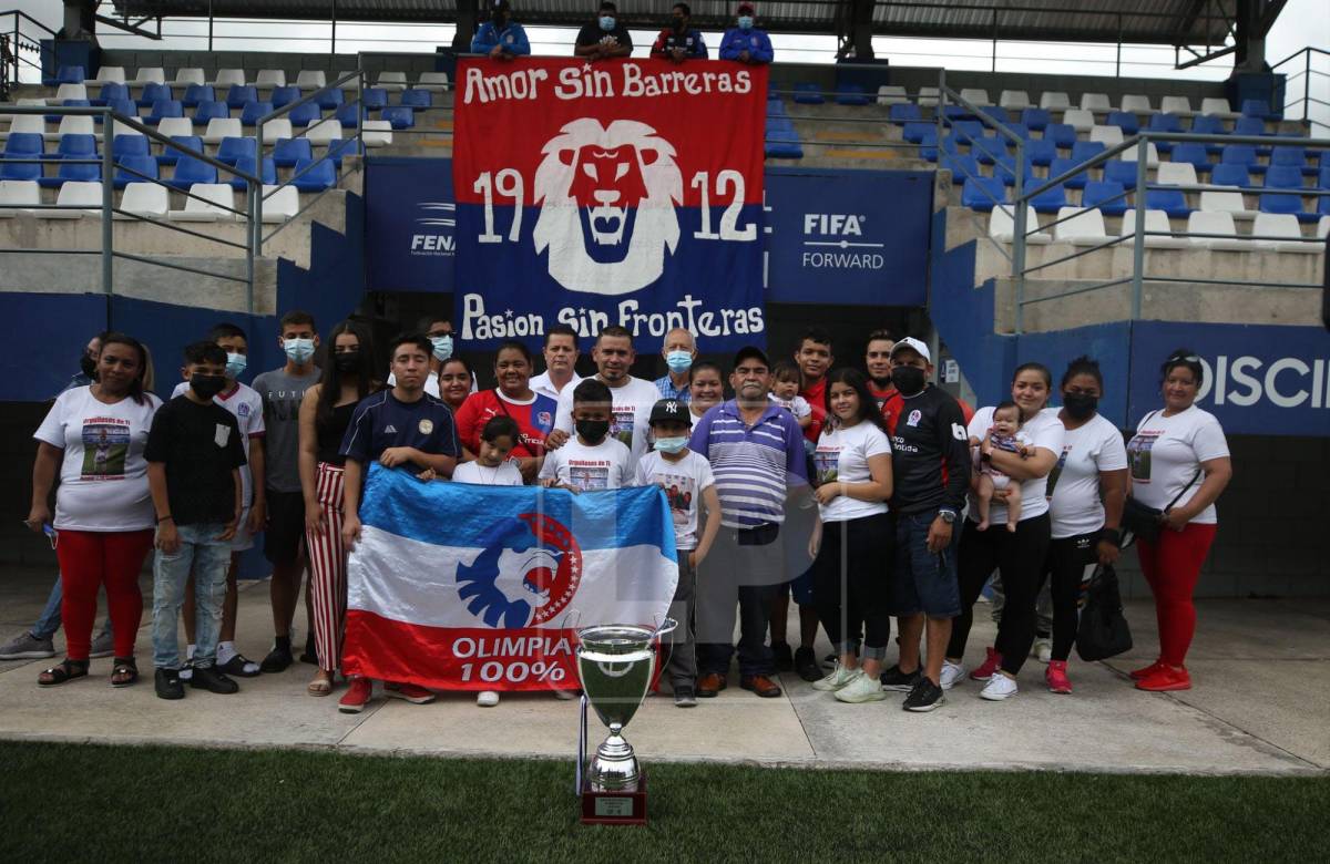 Familiares y amistades de los campeones de la Sub-15 de Olimpia compartieron con los jóvenes.