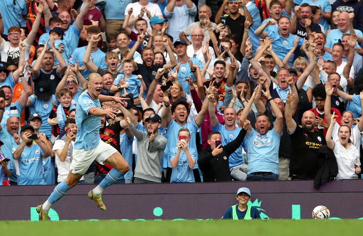 La afición del Manchester City celebrando el hat-trick del noruego.