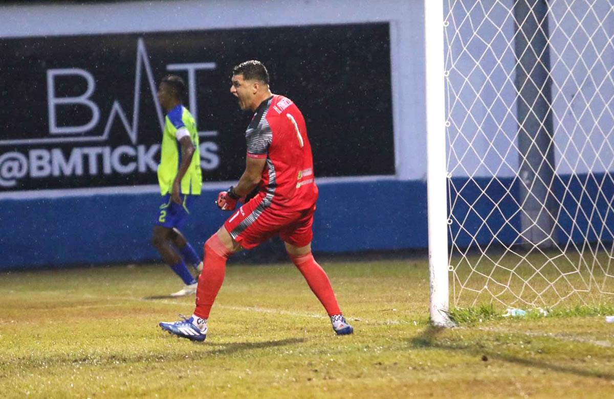 El efusivo festejo de Harold Fonseca tras parar el penal a Michaell Chirinos.