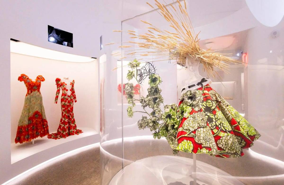 El Met 'revive' más de 200 vestidos en una exposición para los cinco sentidos