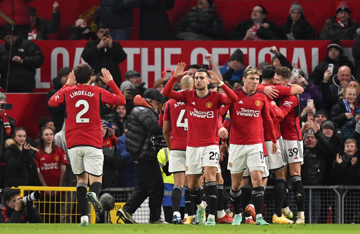 Los jugadores del Manchester United celebrando uno de los goles frente al Chelsea.