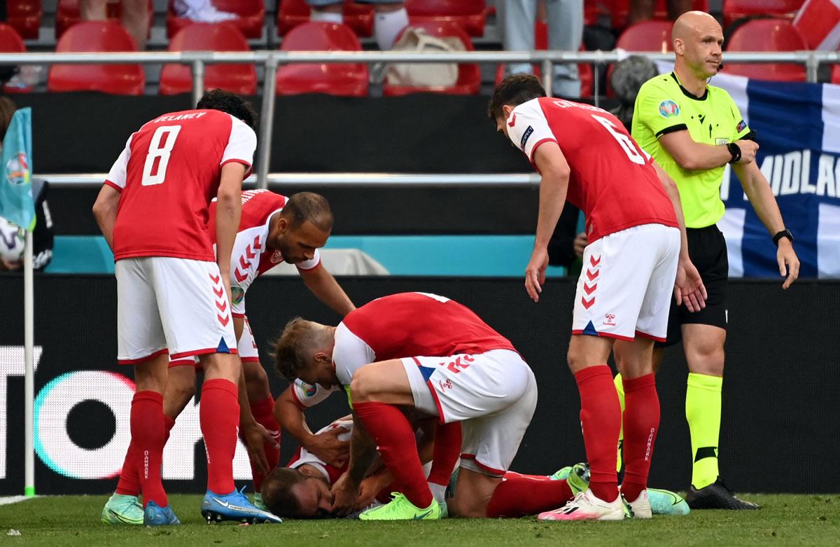 El momento en el que Christian Eriksen se desvaneció y su compañero Simon Kjaer lo auxilió antes de que llegaran los médicos.