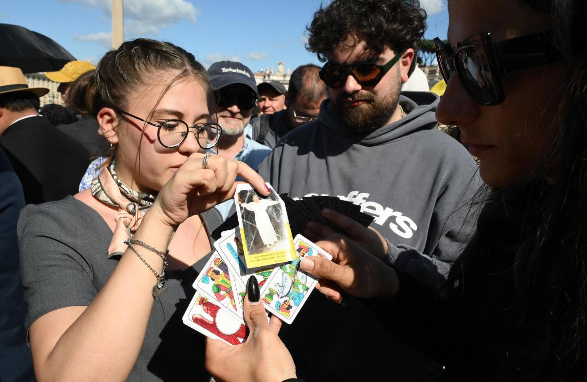 Una multitud se congrega en la plaza de San Pedro a la espera de la tercera fumata