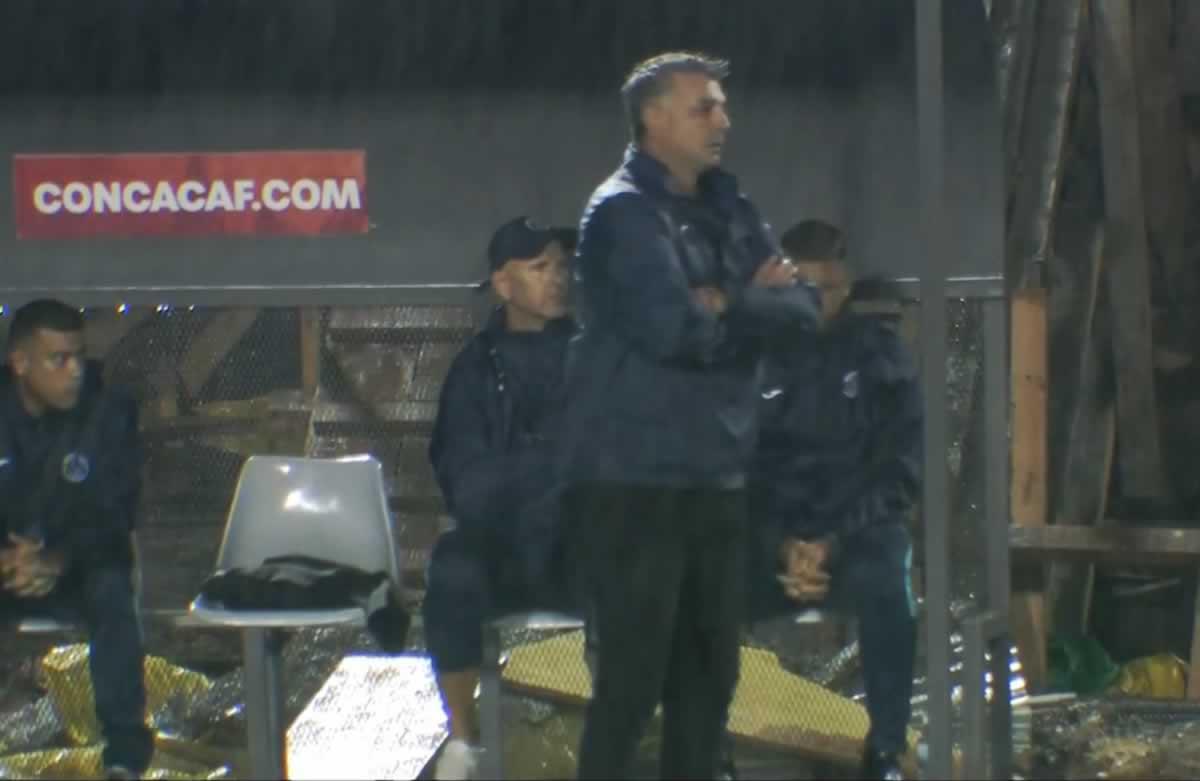 Diego Vázquez viviendo el inicio del partido bajo la lluvia.