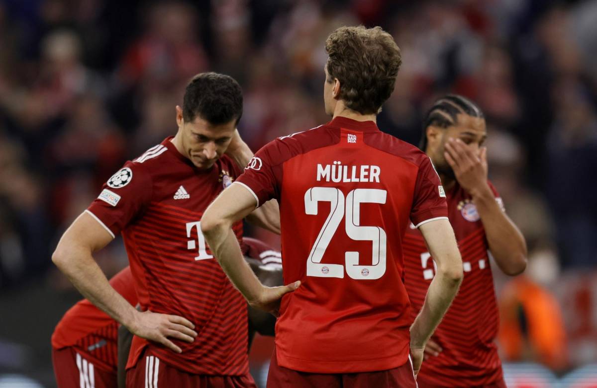 Lewandowski y el resto de sus compañeros del Bayern Múnich finalizaron destrozados tras quedar eliminados. Foto EFE.
