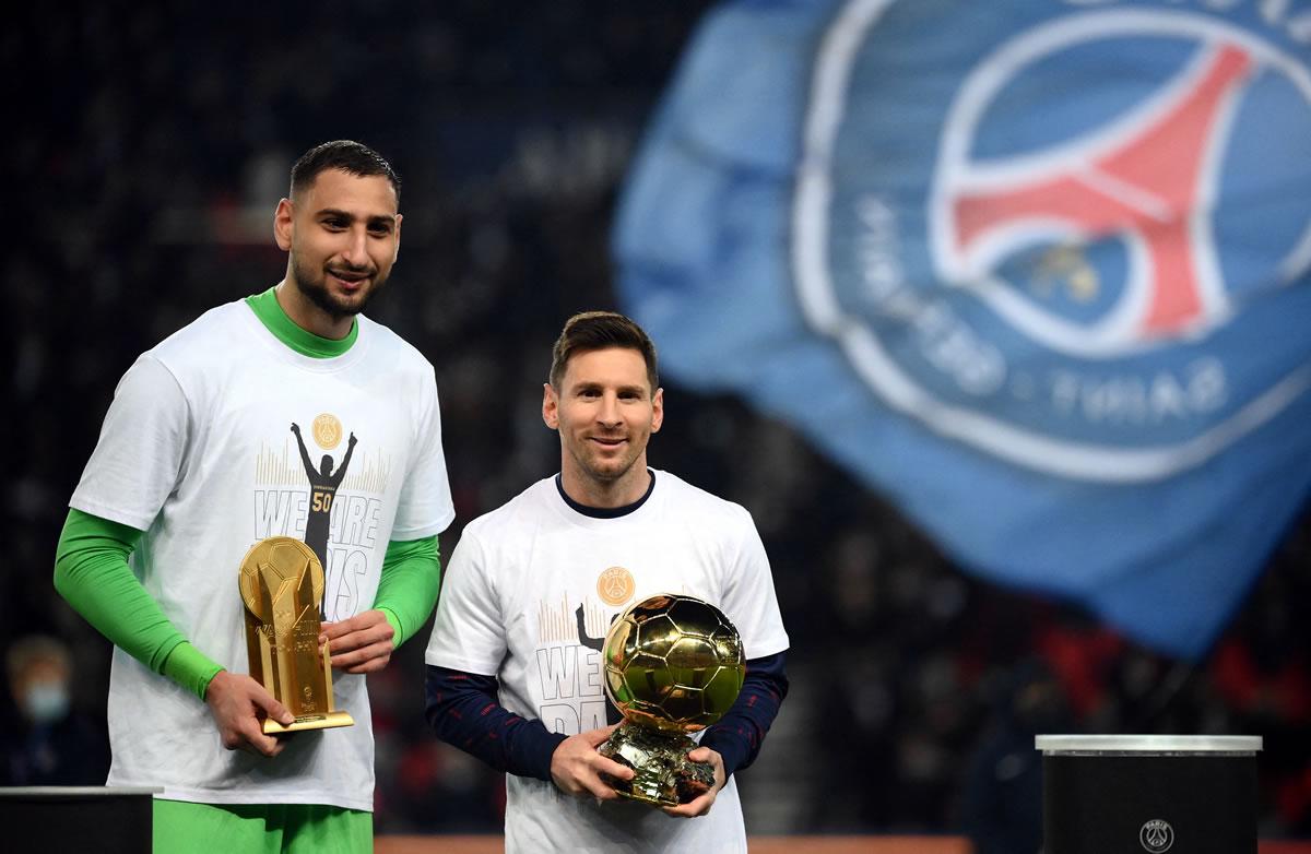 Lionel Messi y Gianluigi Donnarumma ofrecieron sus premios al Parque de los Príncipes.