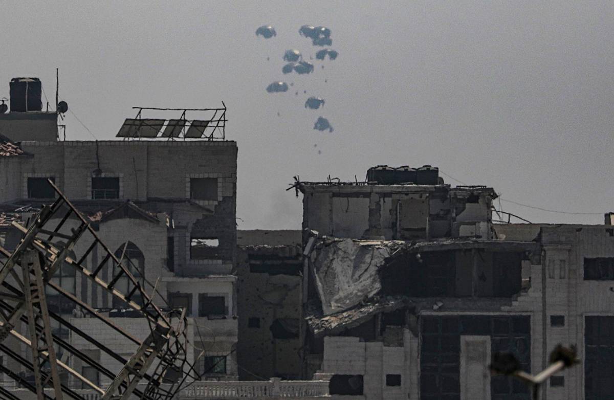 Comienzan lanzamientos aéreos de ayuda alimentaria en Gaza ante la hambruna