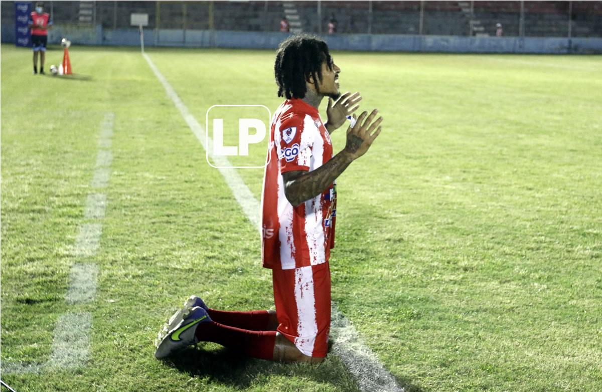 El zaguero hondureño siempre se pone de rodillas y le agradece a Dios antes y después de cada partido.