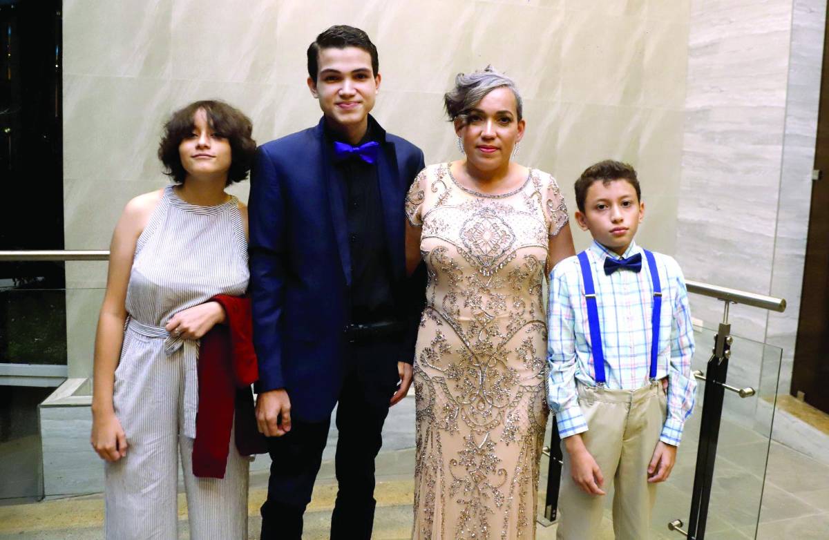 Ximena Vega con Camilo Vega, Aylin Perdomo y Marcello Vega