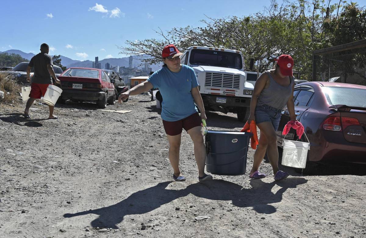 Capitalinos recordaron hoy el Día Mundial del Agua sumidos en la escasez del vital líquido.