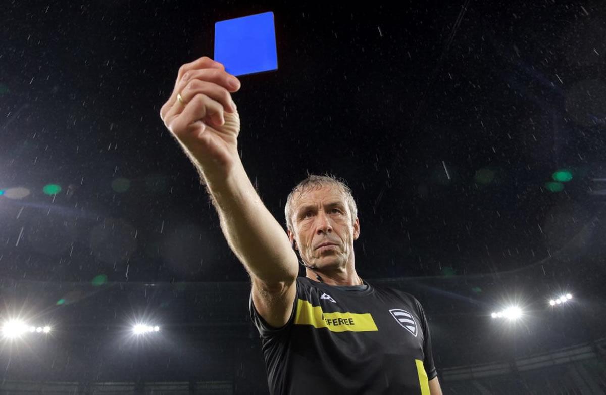 Tarjeta azul llega al fútbol: ¿Cuándo se usa y para qué sirve?