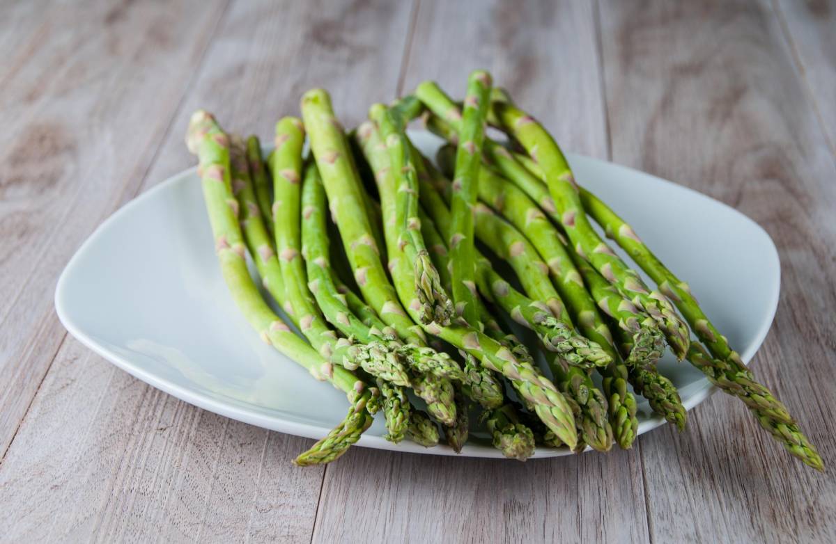 Salteados, asados, envueltos en tocino, etc., las maneras de preparar los espárragos son muy variadas, pero igualmente deliciosas para que aproveches sus bondades.