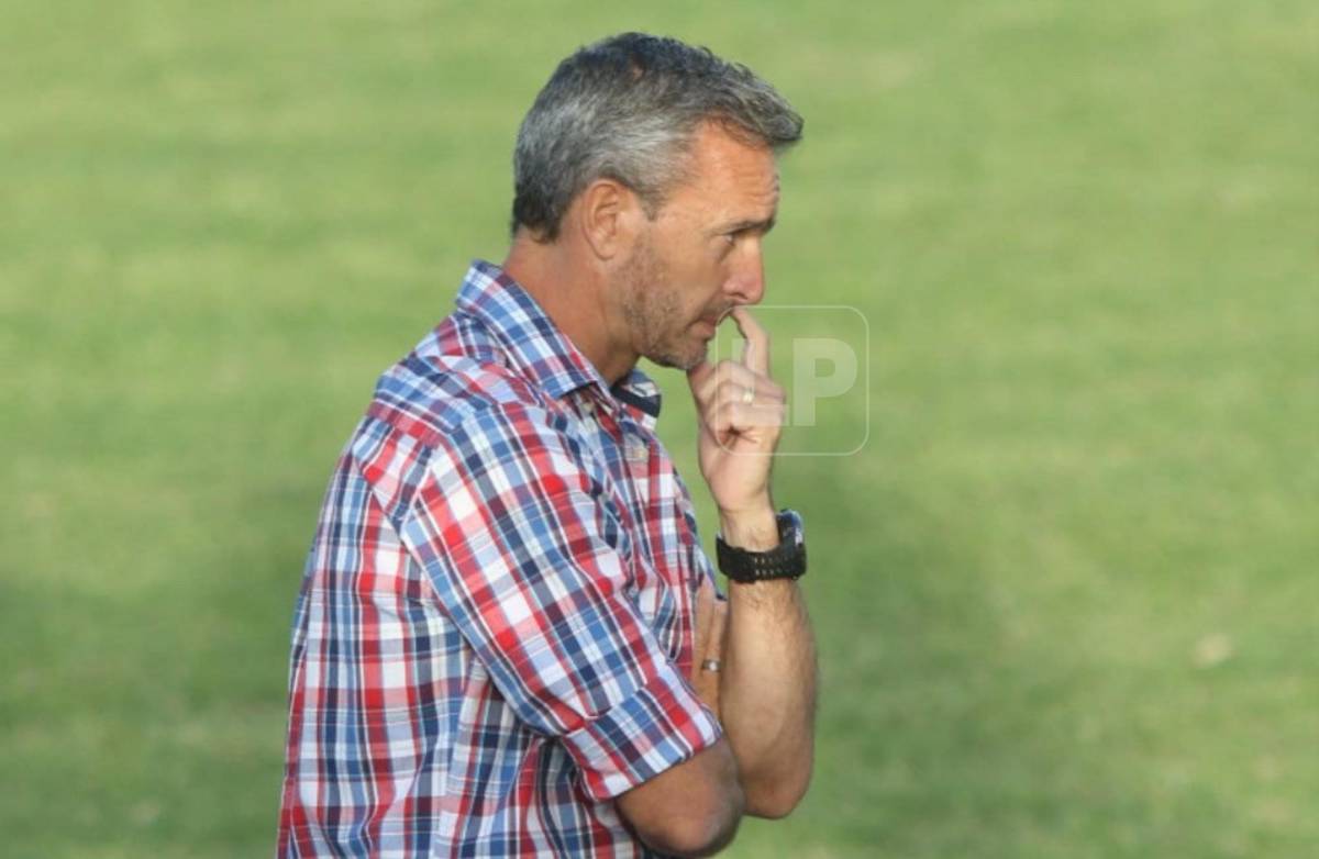 Lavallén le deja su mensaje a los árbitros tras triunfo del Olimpia: “No quiero que me favorezcan, ni que me perjudiquen”