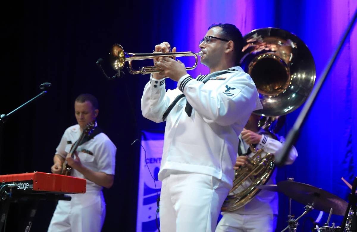 La Banda de la Fuerza de la Flota de los EUA deleita a sampedranos