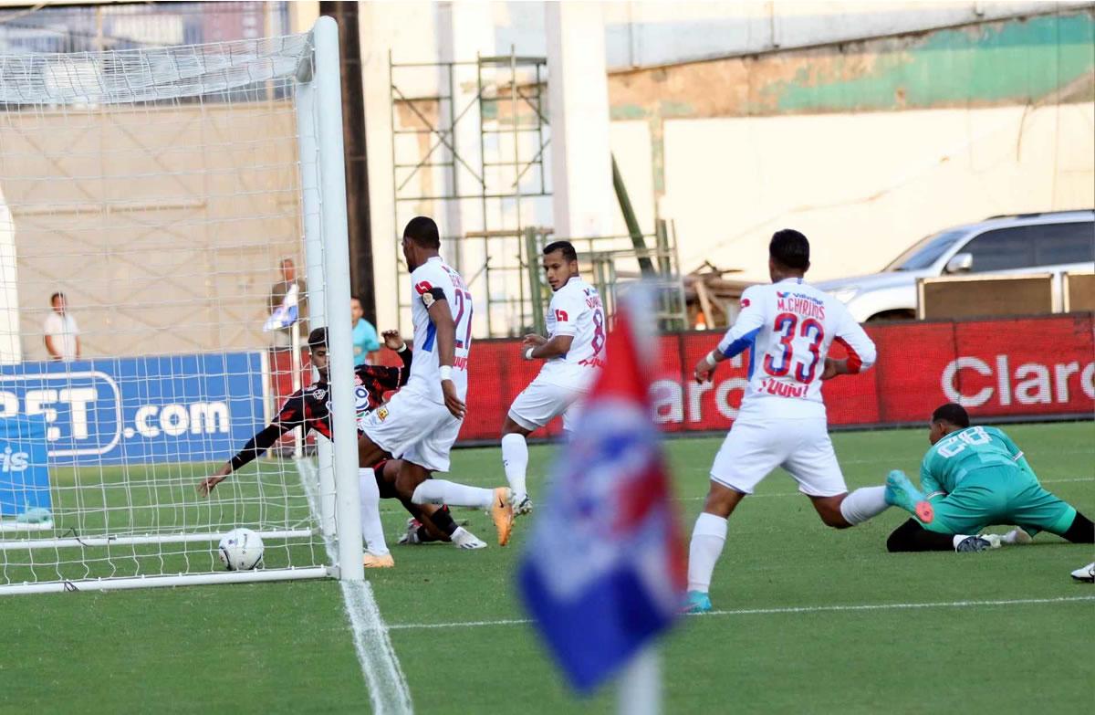 Edwin Rodríguez al momento de marcar el empate parcial del Olimpia 1-1.