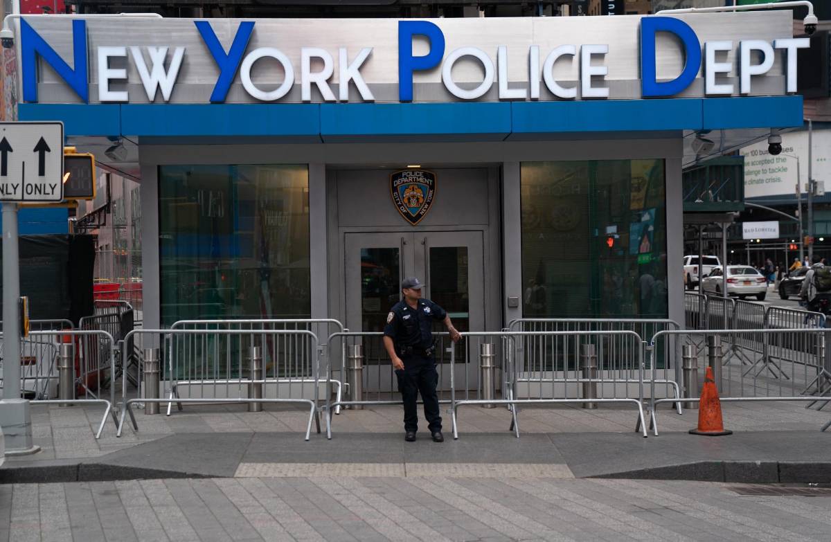 Nueva York obliga a policía y bomberos a vacunarse contra covid-19