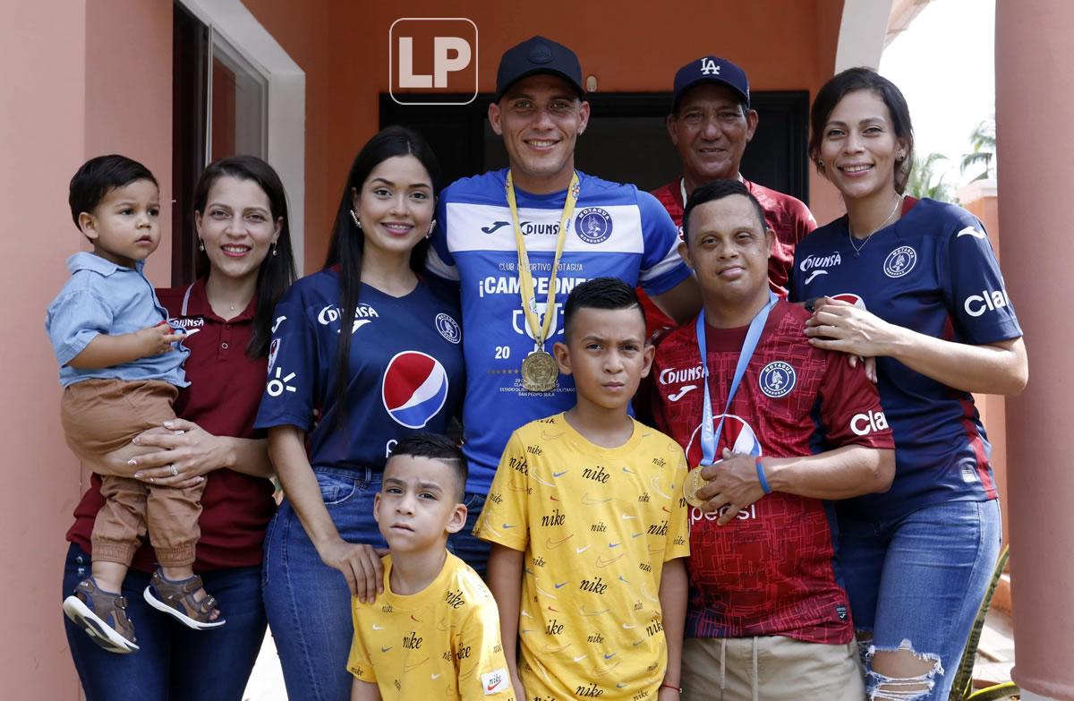 El delantero celebró el título en familia con sus sobrinos, hermanas, primo y padre.