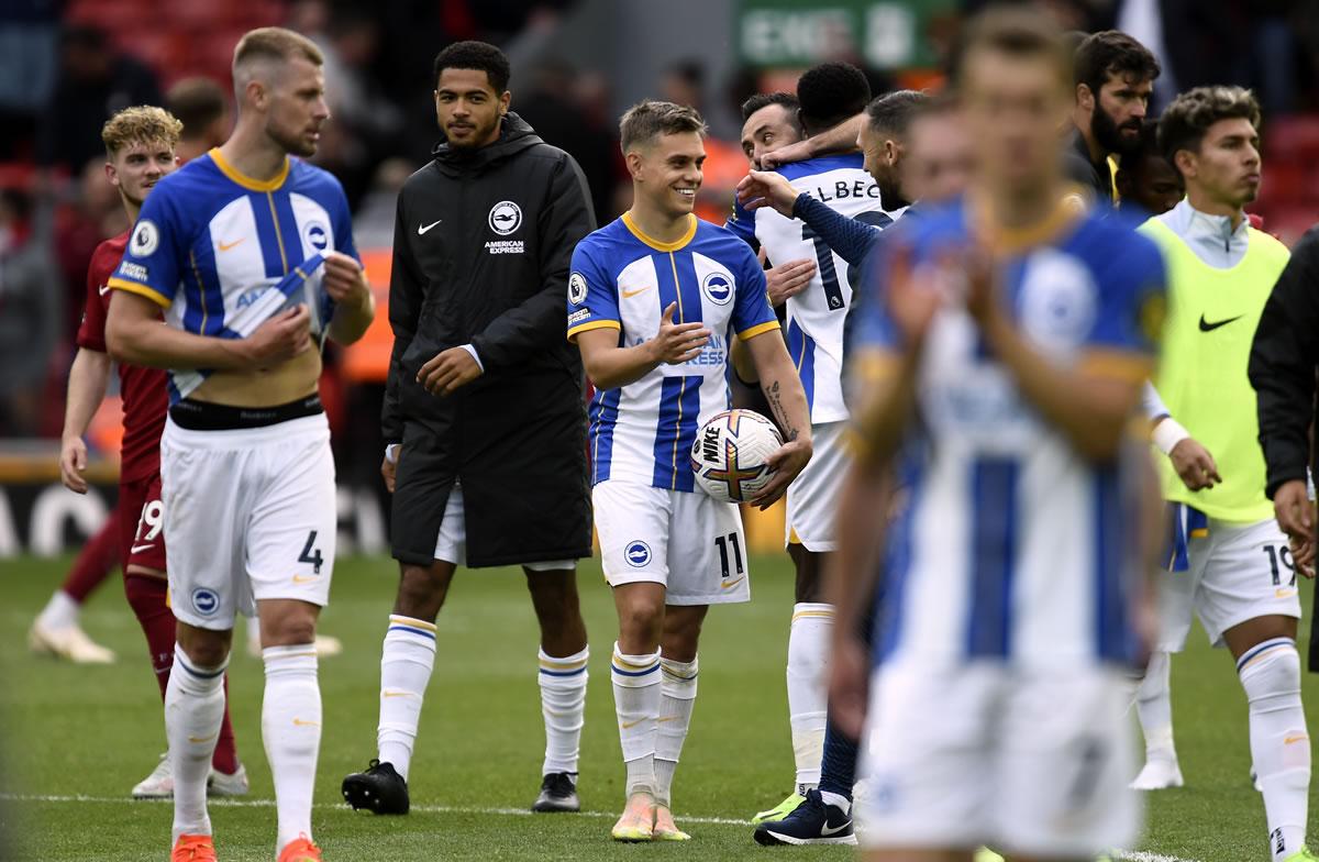 El delantero belga Leandro Trossard se llevó el balón a casa tras su hat-trick contra el Liverpool.