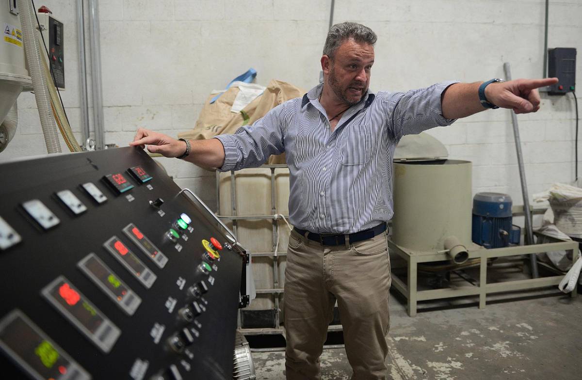 El director general de BMS Business Manufacturing Solutions de origen venezolano, Luis Eduardo Blasco, atiende su empresa de flejes esquineros en la fronteriza Ciudad Juárez.