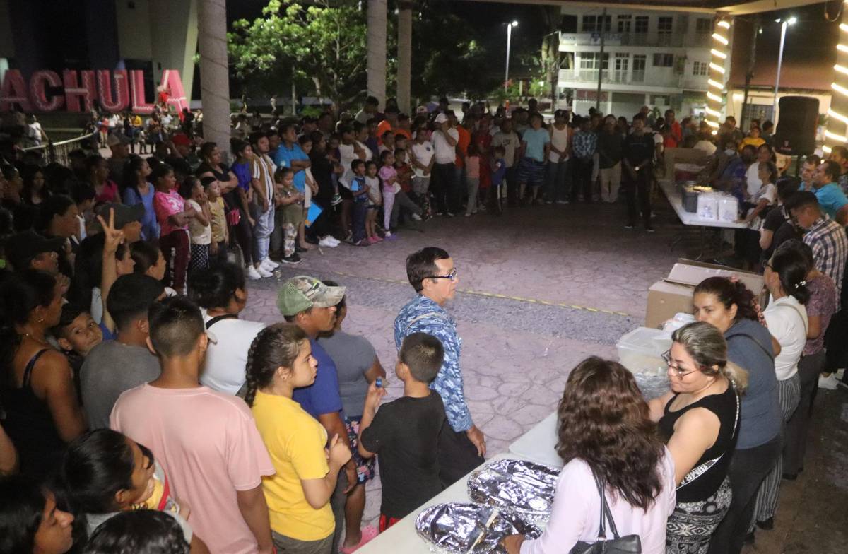Una multitudinaria caravana de miles de migrantes se prepara para salir caminando este domingo 24 de diciembre, en vísperas de la Navidad con el objetivo de llegar a los Estados Unidos, desde Tapachula, en el sureño estado de Chiapas. EFE/ Juan Manuel Blanco