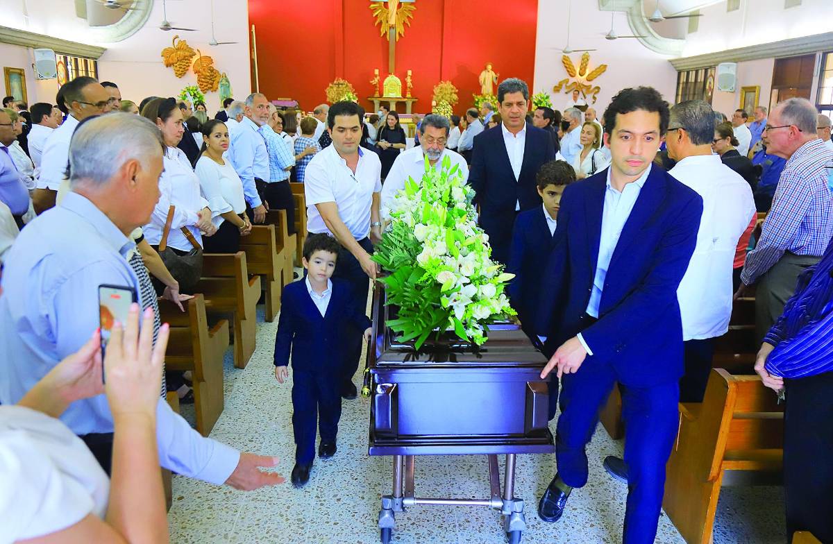 Aplausos, palabras y acuerdos de duelo fueron parte de los actos fúnebres.