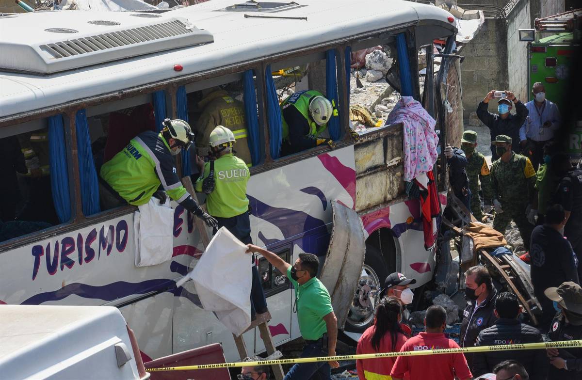 Tragedia: Al menos 19 muertos al chocar un autobús en el centro de México