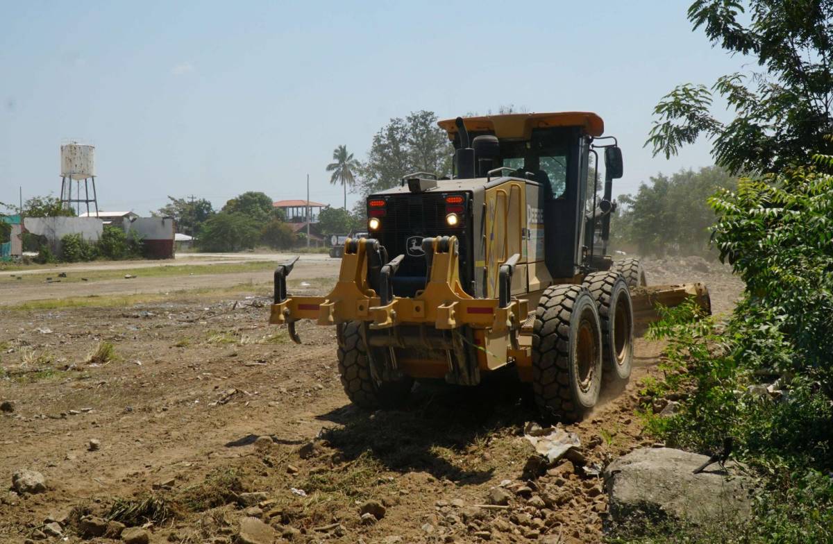 Hay maquinaria municipal limpiando el predio que estaba siendo usado como campo de manejo.