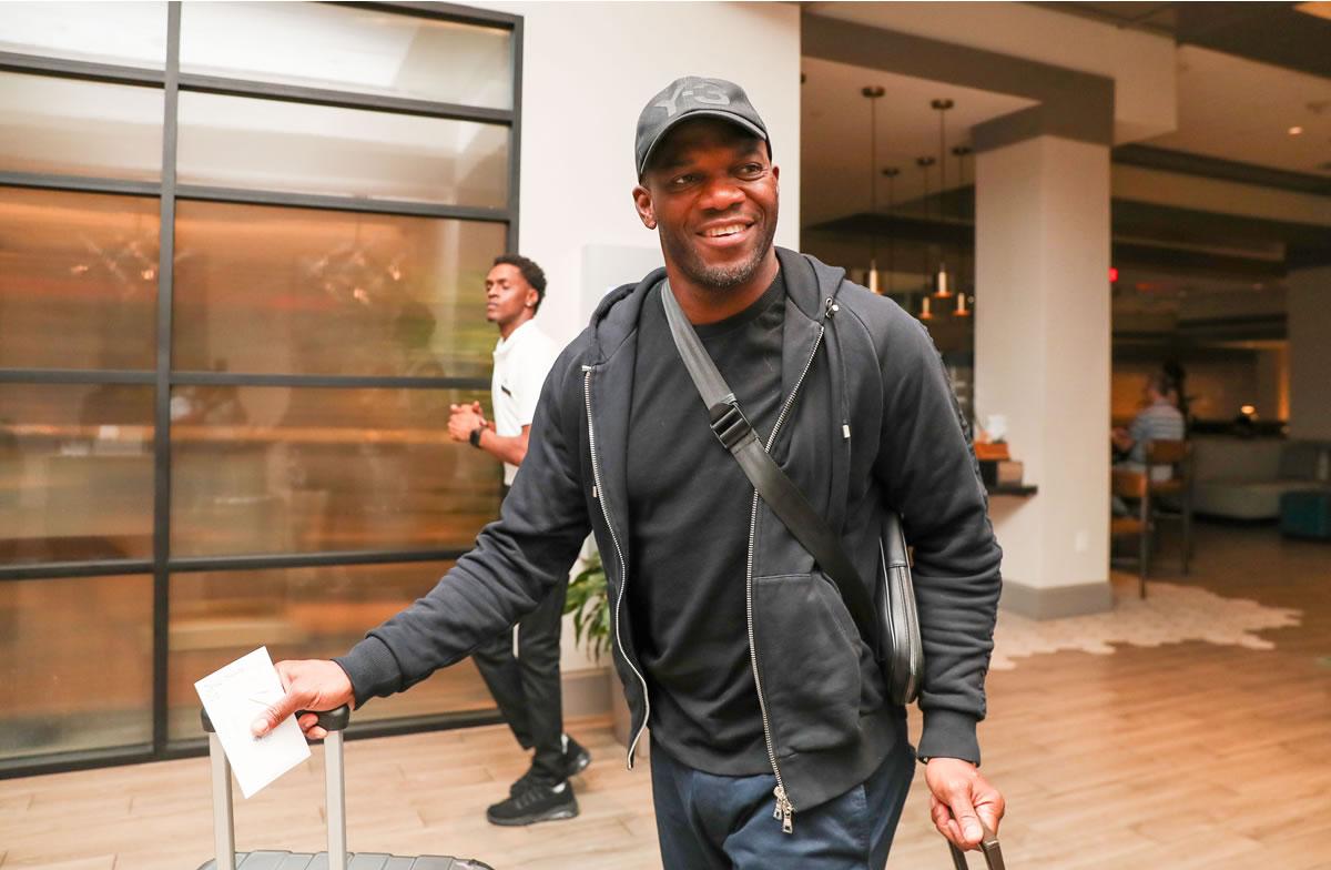 La sonrisa de David Suazo al llegar al hotel de concentración de la Selección de Honduras en Miami.