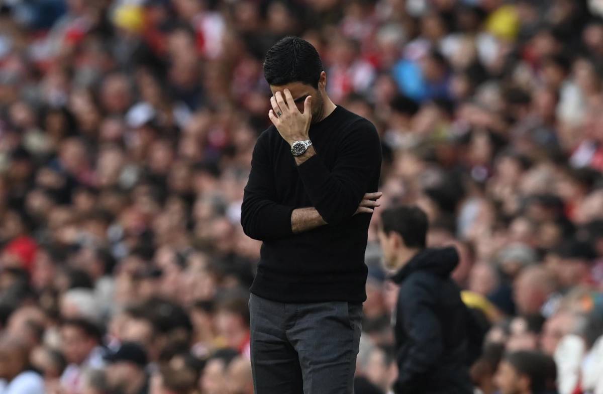Mikel Arteta, DT del Arsenal, lamentando la caída de su equipo como local.