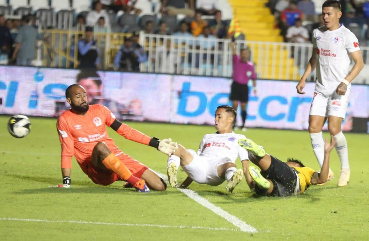 Brayan Moya venció a Edrick Menjívar, pero el gol fue anulado por posición adelantada.