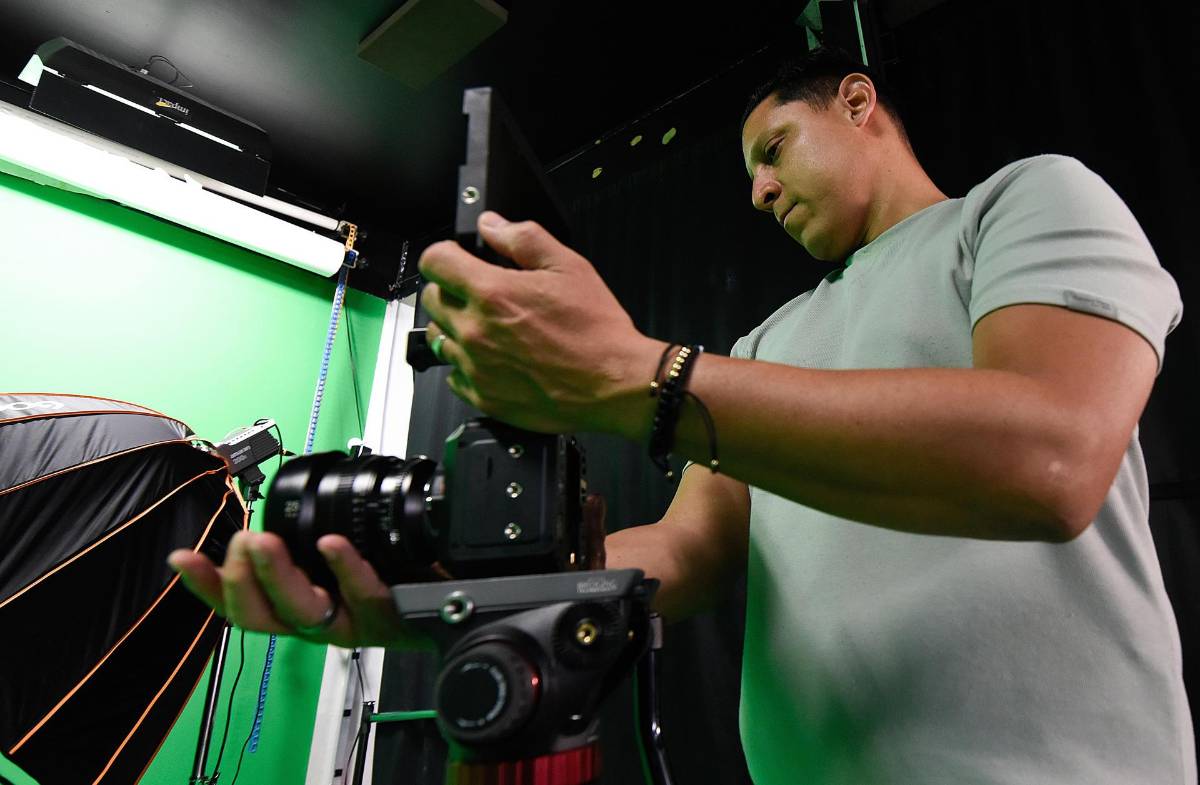 El director creativo y de innovación de New Discovery Agency, Jonalex Herrera, labora en su empresa en Ciudad Juárez, Chihuahua (México).