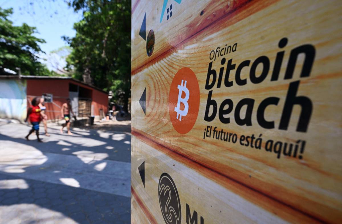Una señal promueve las transacciones con bitcóin en una playa de El Salvador.