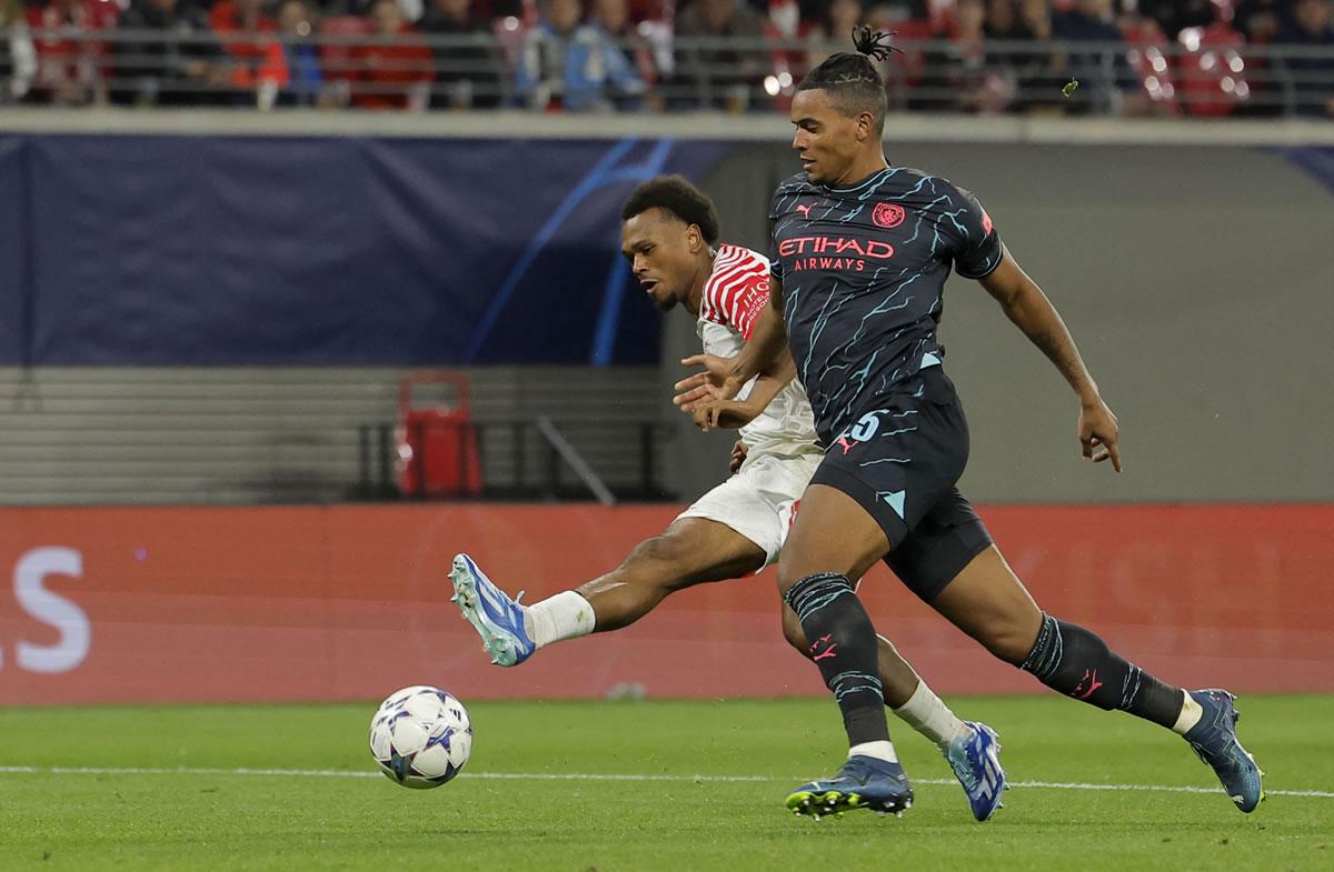 Loïs Openda anotó con este disparo de derecha el empate del RB Leipzig.