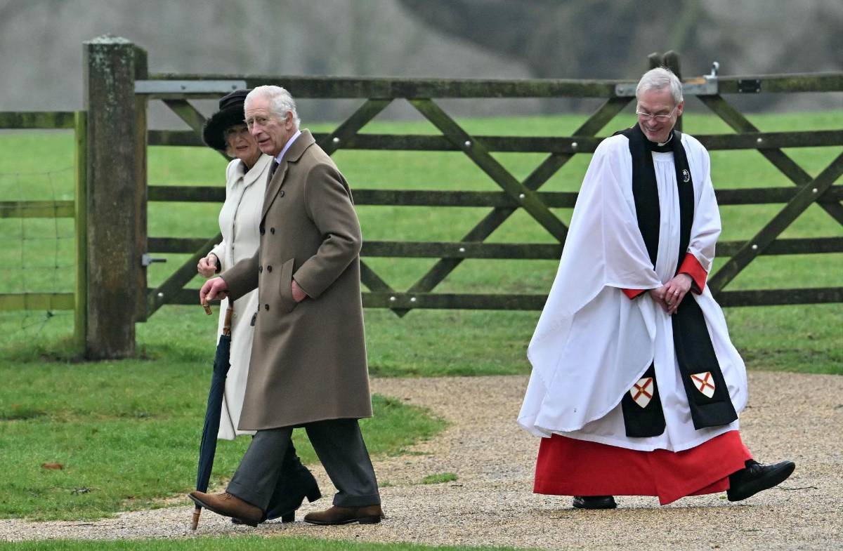 El rey Carlos III delegó sus funciones a su heredero, el príncipe William, mientras recibe tratamiento contra el cáncer.