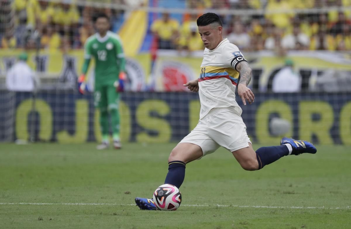 James Rodríguez jugó un gran partido para liderar el triunfo de Colombia.