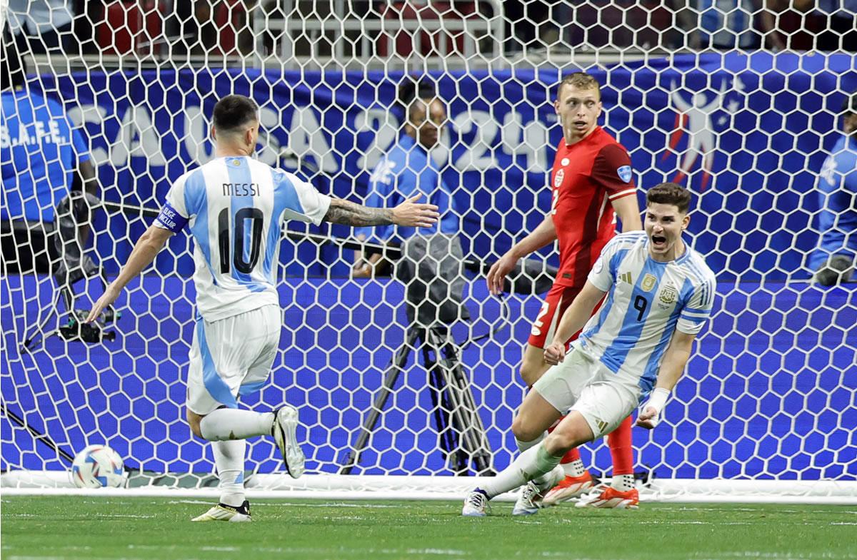Julián Álvarez gritando eufórico su gol tras la jugada de Messi.