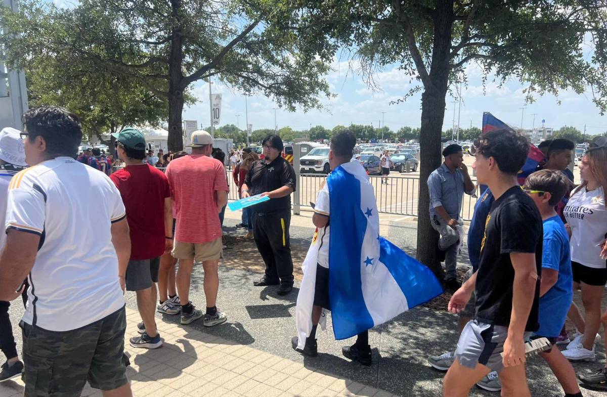 Los catrachos han llegado para disfrutar del clásico.