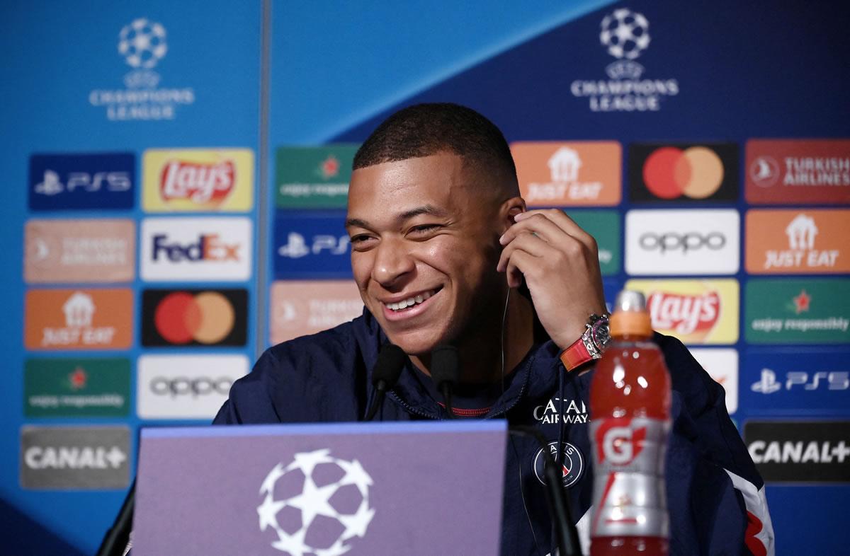 Kylian Mbappé se mostró sonriente en la conferencia de prensa.