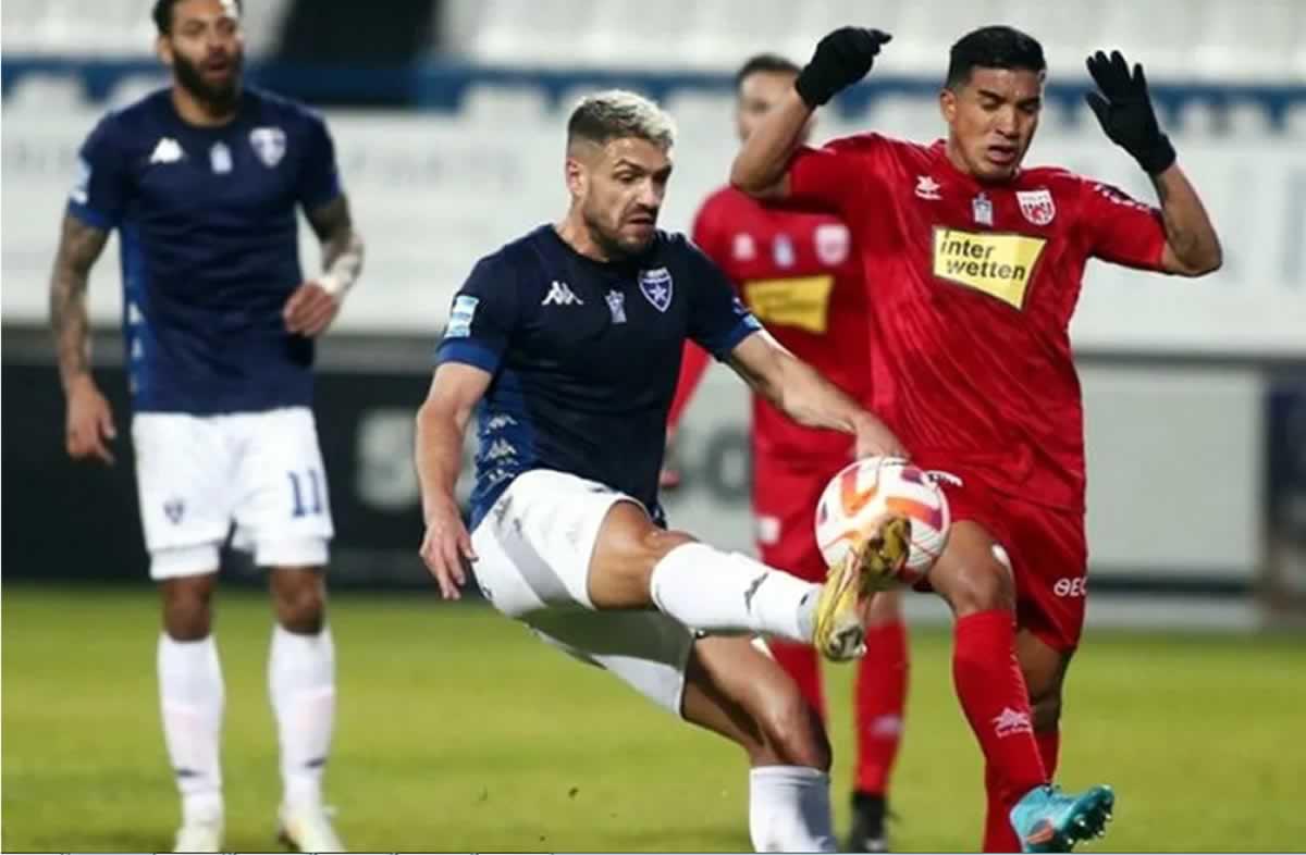 Michaell Chirinos en plena acción en el partido contra el Ionikos de Nicea.